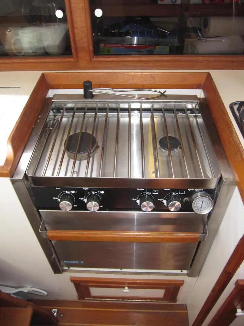 Slide: The Image of 1990 Blue Seas 31 Hardtop Cruiser kitchen stove and oven - 13