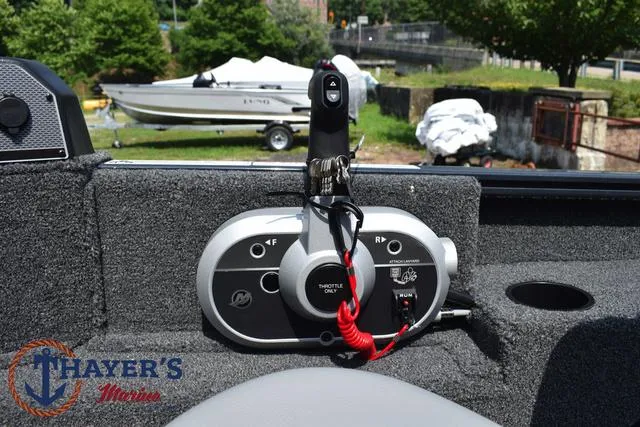 Slide: The Image of Throttle control of 2025 Lund 1675 Adventure SS boat at Thayer's Marine. - 31
