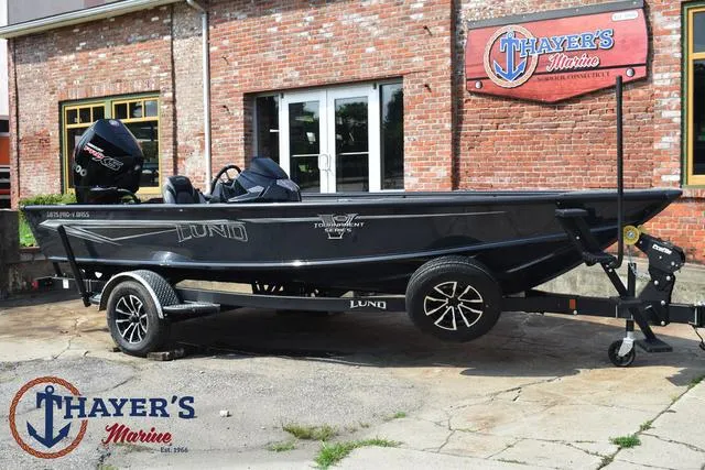 Slide: The Image of 2025 Lund 1875 Pro-V Bass XS boat on trailer at Thayer's Marine. - 45