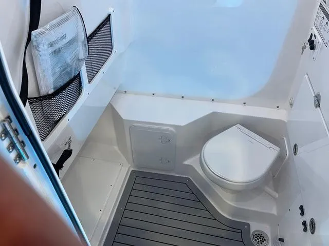 Slide: The Image of Everglades 285 Center Console 2025 - 10