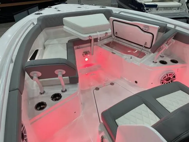 Slide: The Image of Everglades 285 Center Console 2025 - 5