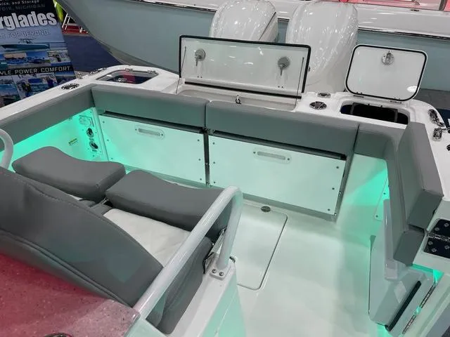 Slide: The Image of Everglades 285 Center Console 2025 - 6