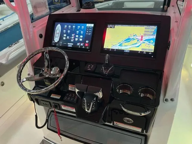 Slide: The Image of Everglades 285 Center Console 2025 - 7