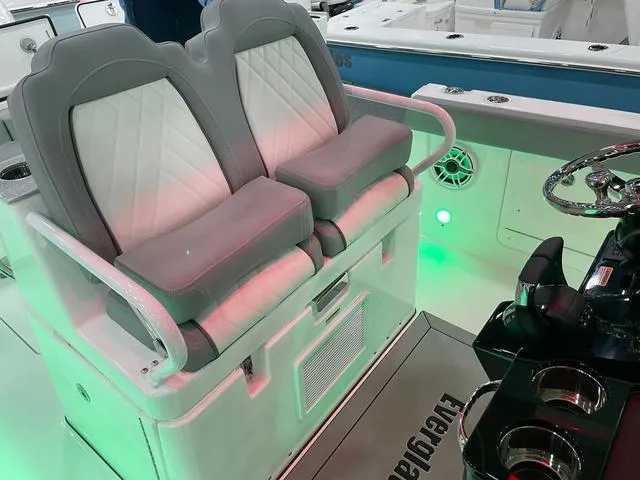 Slide: The Image of Everglades 285 Center Console 2025 - 8