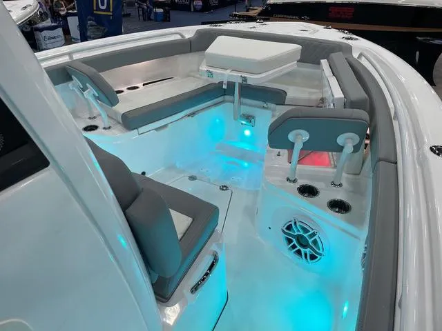 Slide: The Image of Everglades 285 Center Console 2025 - 9