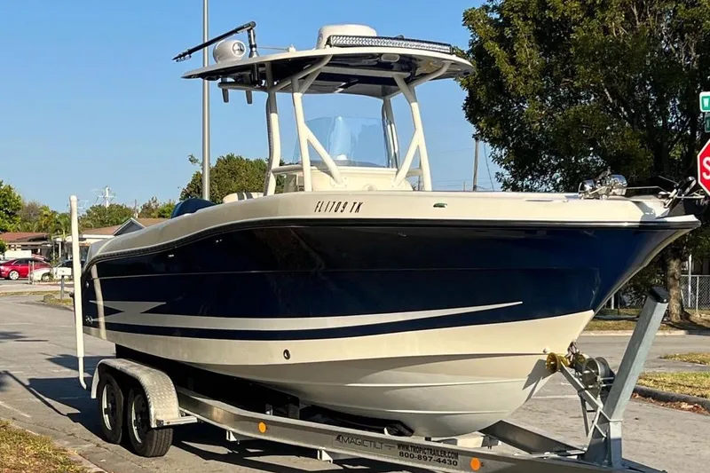 Slide: The Image of 2006 Hydra-Sports Vector 2500 CC boat on a trailer. - 17