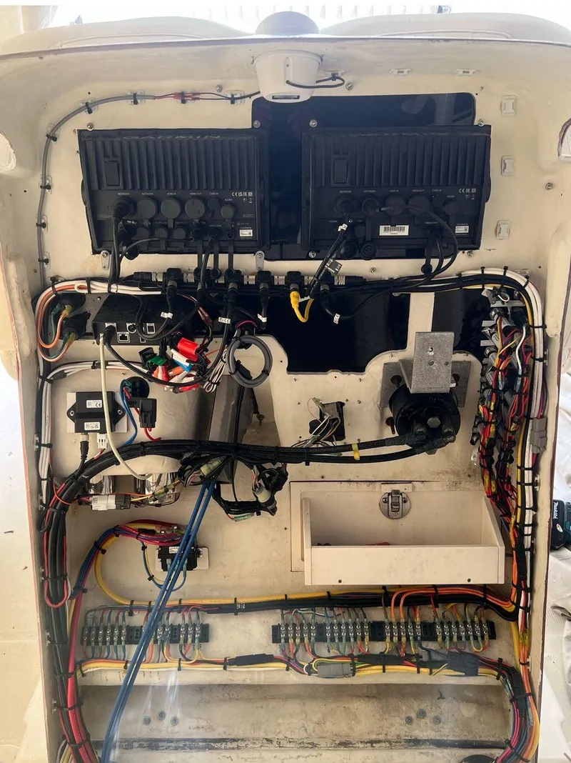 Slide: The Image of 2006 Hydra-Sports Vector 2500 CC boat electrical wiring and components. - 6
