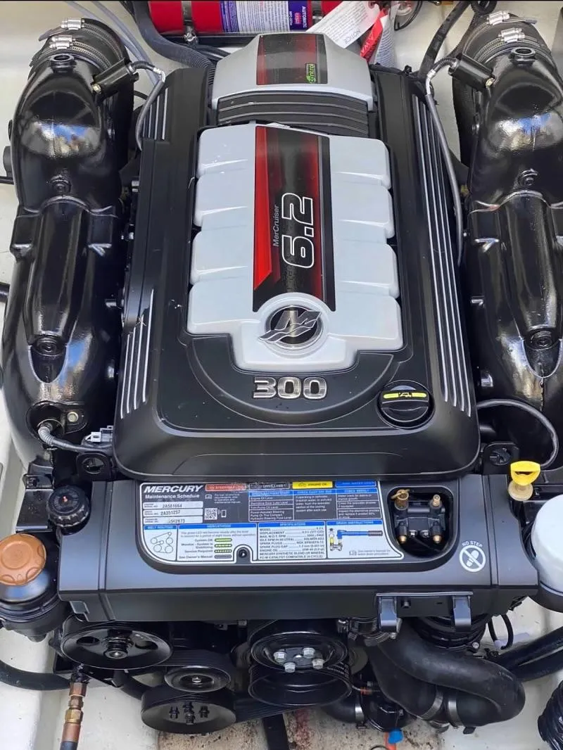 Slide: The Image of 2018 Sea Ray Sundancer 260 engine, 6.2L, 300 horsepower, detailed view. - 37