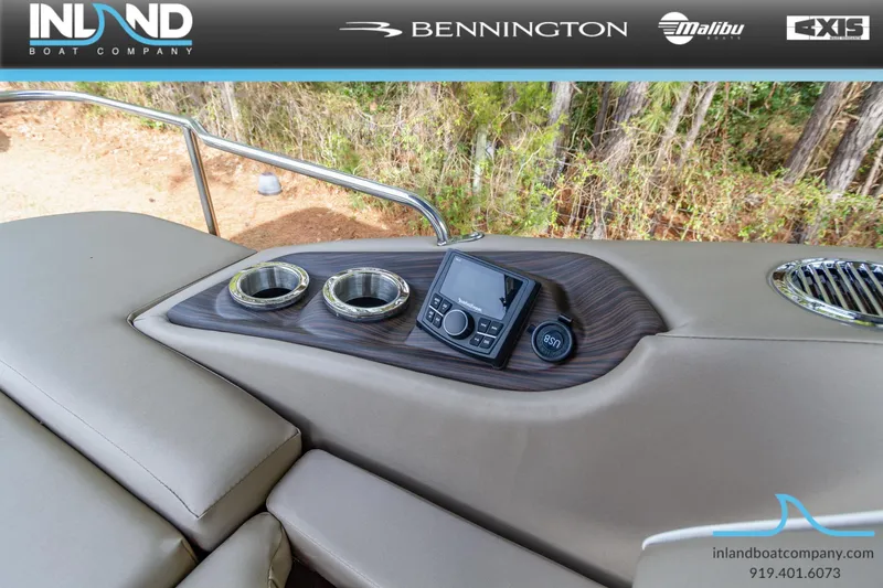 Slide: The Image of 2023 Bennington 23 LTSB boat interior with control panel and cup holders. - 6