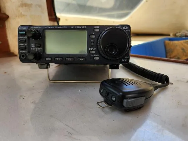 Slide: The Image of Marine radio transceiver on Ocean Cat 49 boat, model year 2000. - 43