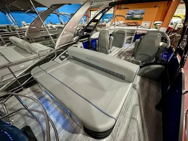 Slide: The Image of 2025 Bennington 24 LXSBA pontoon boat in showroom. - 23