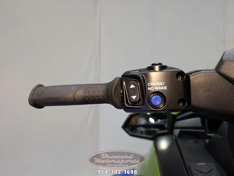 Slide: The Image of 2024 Yamaha Boats VX® Limited HO handlebar with cruise control feature. - 21