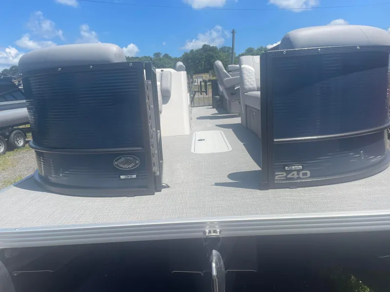 Slide: The Image of 2024 Crest Classic DLX 240 CPT pontoon boat under a clear blue sky. - 4