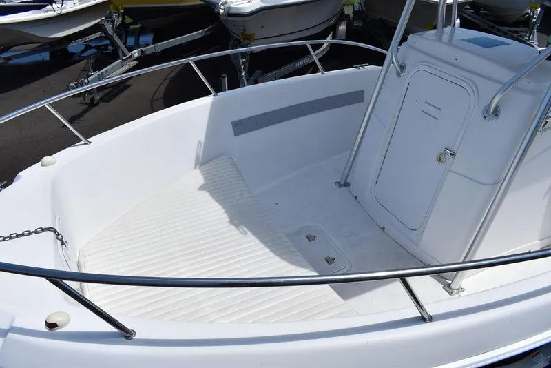 Slide: The Image of 2006 Pro-Line 21 Sport Center Console boat, spacious deck and storage compartment. - 23