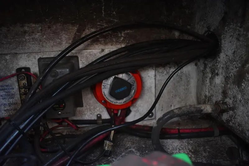 Slide: The Image of 2006 Pro-Line 21 Sport Center Console wiring and battery switch. - 30