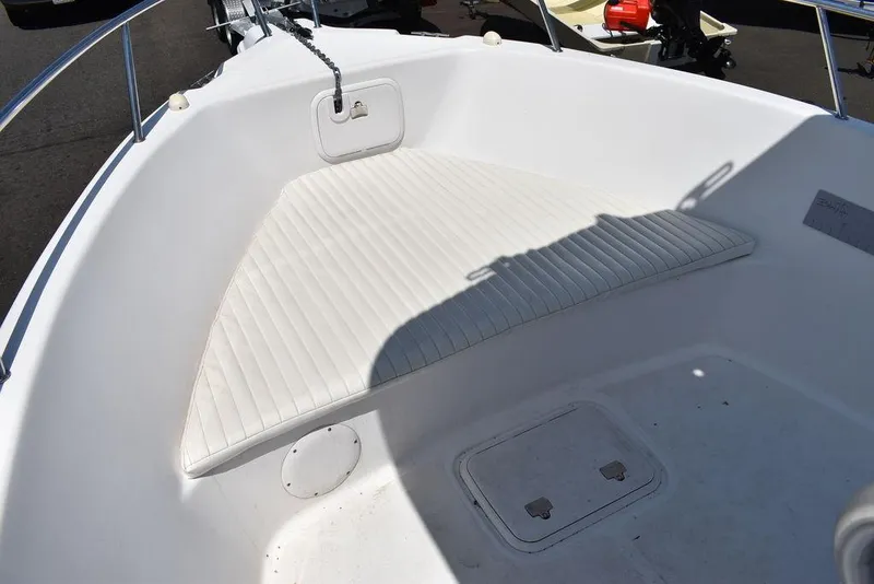 Slide: The Image of 2006 Pro-Line 21 Sport Center Console boat bow seating area. - 49