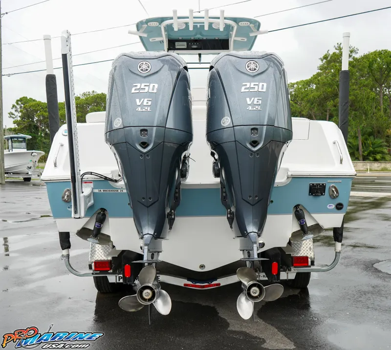 Slide: The Image of 2023 Sea Hunt Ultra 275 SE with twin Yamaha 250 V6 outboard engines. - 6