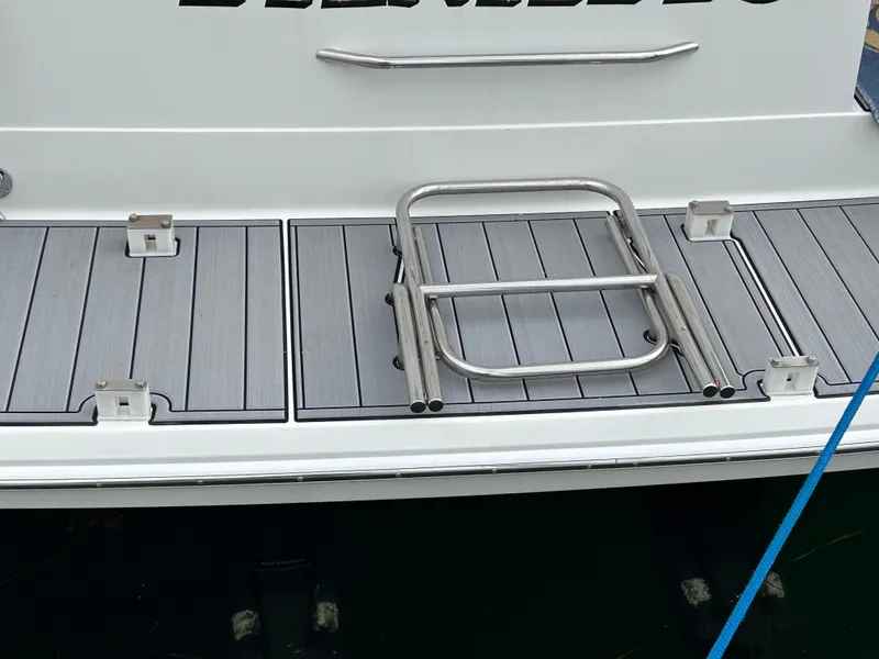 Slide: The Image of Rear deck of 2000 Formula 34 PC boat with foldable ladder. - 6