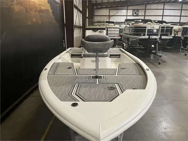 Slide: The Image of Avid 21FSX W/Yamaha 150 2024 - 3