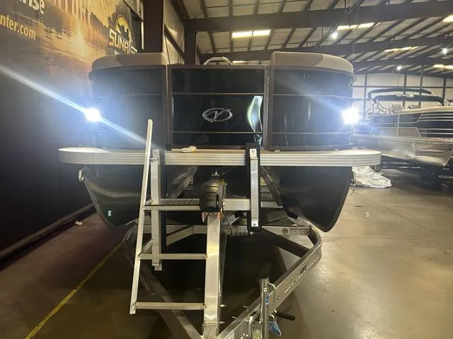 Slide: The Image of 2025 Veranda VR25RC pontoon boat with Yamaha 250 SHO engine in showroom. - 10