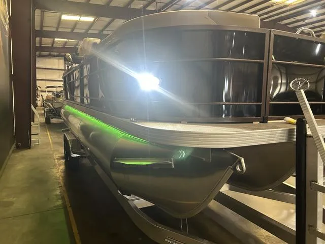 Slide: The Image of 2025 Veranda VR25RC pontoon boat with Yamaha 250 SHO engine in a warehouse. - 11