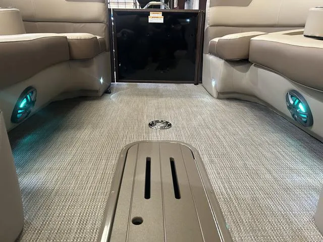 Slide: The Image of Interior of 2025 Veranda VR25RC pontoon boat with Yamaha 250 SHO engine. - 35