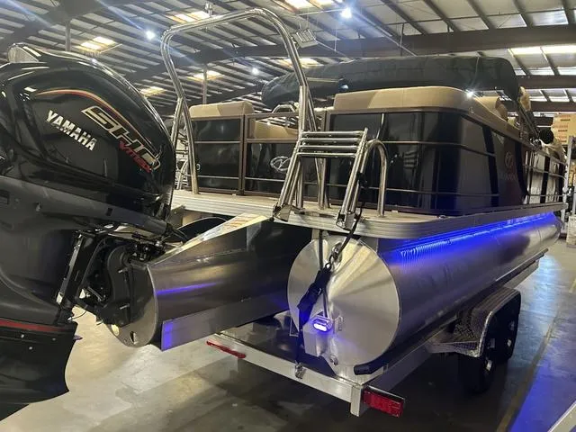 Slide: The Image of 2025 Veranda VR25RC pontoon boat with Yamaha 250 SHO engine in warehouse. - 4
