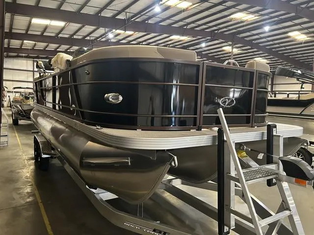 Slide: The Image of 2025 Veranda VR25RC pontoon boat with Yamaha 250 SHO engine in a warehouse. - 6