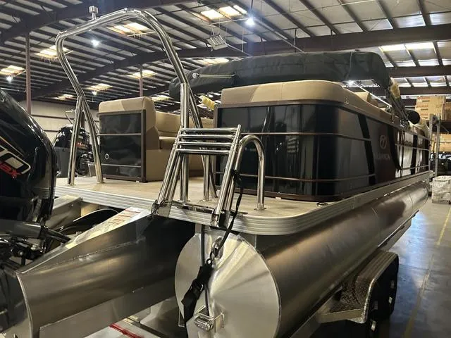 Slide: The Image of 2025 Veranda VR25RC pontoon boat with Yamaha 250 SHO engine in a showroom. - 7