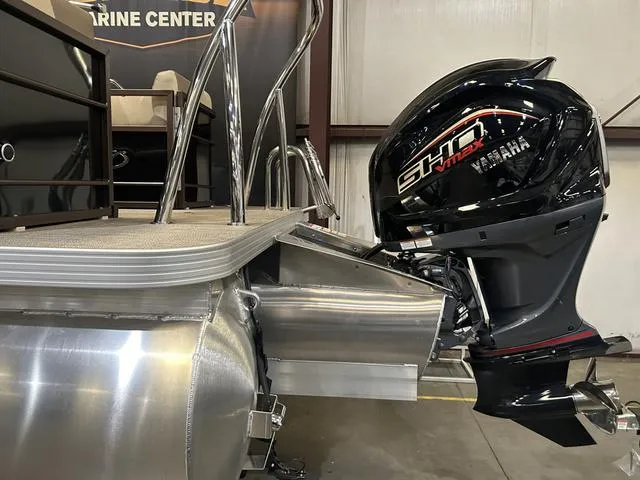 Slide: The Image of 2025 Veranda VR25RC pontoon boat with Yamaha 250 SHO outboard motor. - 9