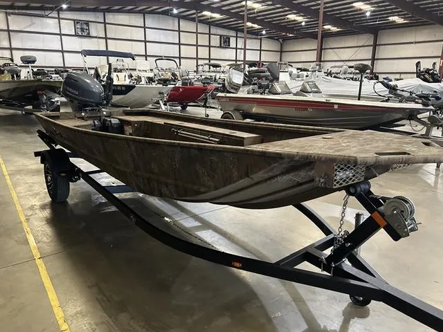 Slide: The Image of 2025 G3 16DK boat with Yamaha 40LEHA motor in showroom. - 3