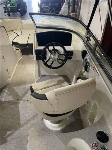 Slide: The Image of Stingray 231DC W/Suzuki 250 2023 - 4