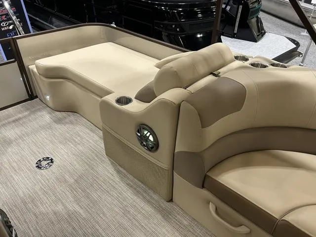 Slide: The Image of Control console of 2024 Veranda VR22RFL boat with Yamaha 150 engine. - 10