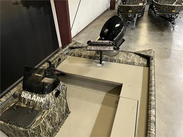 Slide: The Image of SeaArk Shadow 18SC W/Suzuki 90 2024 - 11