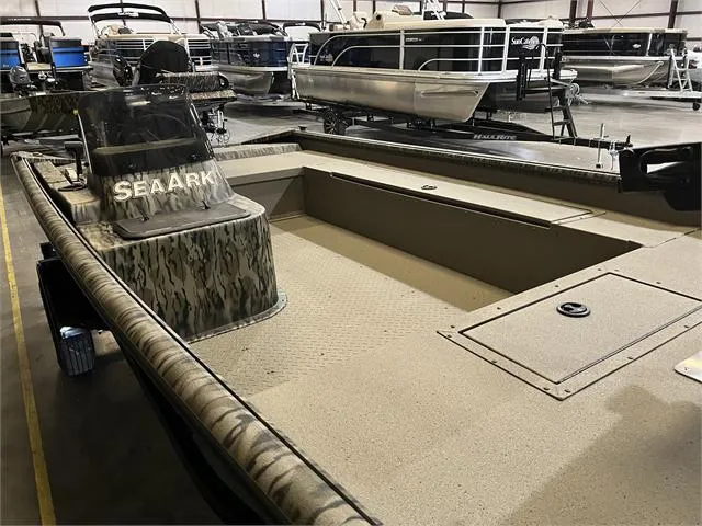 Slide: The Image of SeaArk Shadow 18SC W/Suzuki 90 2024 - 5