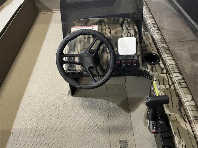 Slide: The Image of SeaArk Shadow 18SC W/Suzuki 90 2024 - 9