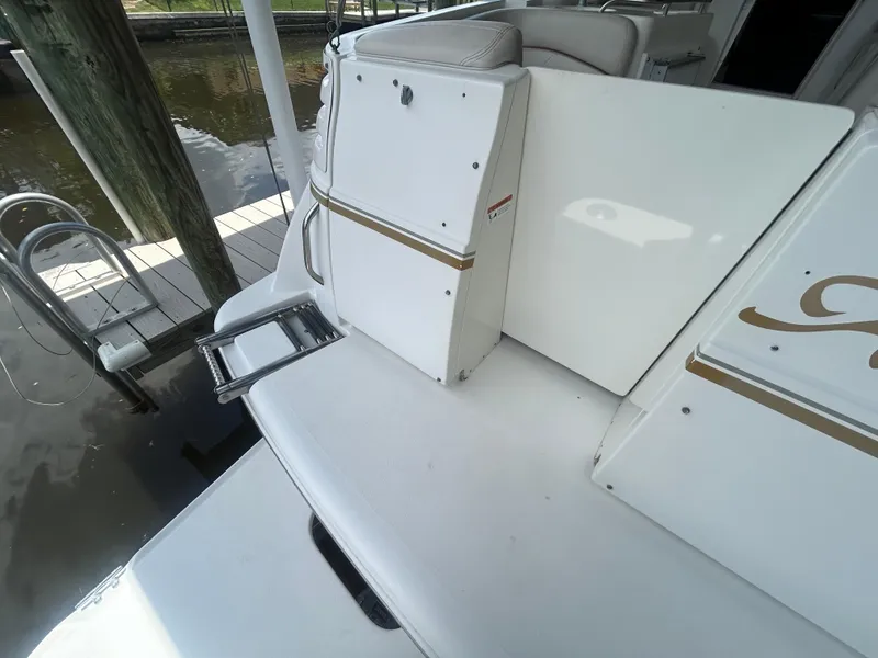 Slide: The Image of 2004 Larson 330 boat stern with swim platform and ladder. - 22