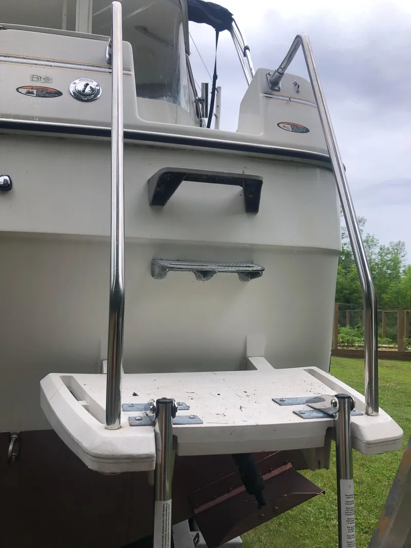 Slide: The Image of 1997 Bayliner Ciera 2452 Express boat stern with swim platform and ladder. - 11