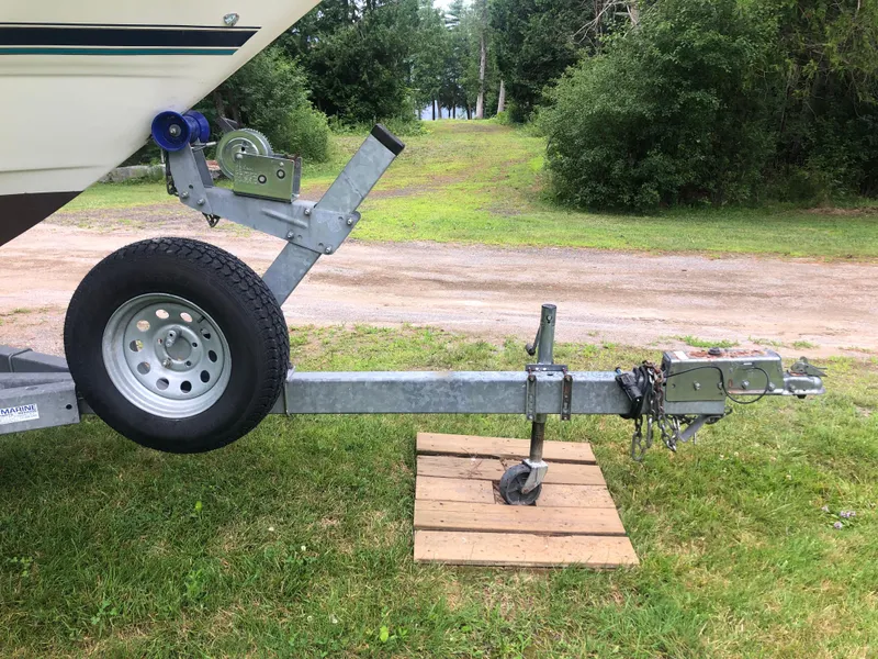 Slide: The Image of Trailer for 1997 Bayliner Ciera 2452 Express on grassy area. - 5