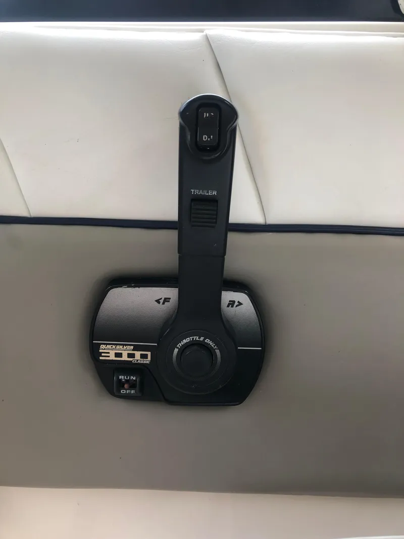 Slide: The Image of Throttle control of a 1997 Bayliner Ciera 2452 Express boat. - 40