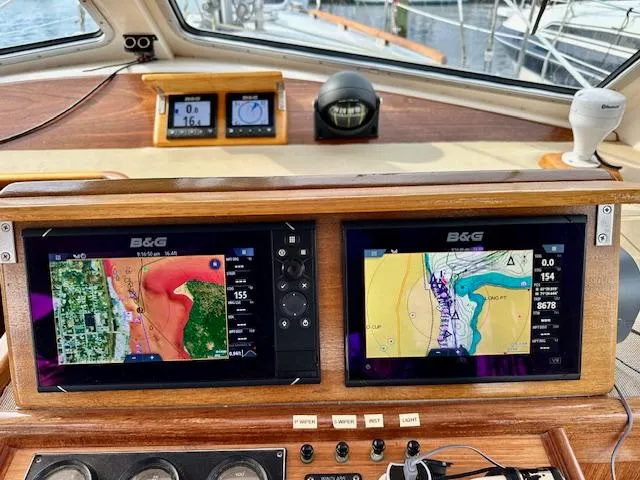 Slide: The Image of Boat navigation system on a 2002 Vilm 116, featuring dual B&G displays. - 26