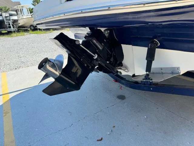 Slide: The Image of 2005 Sea Ray 200 Select boat stern with propeller and outdrive. - 8