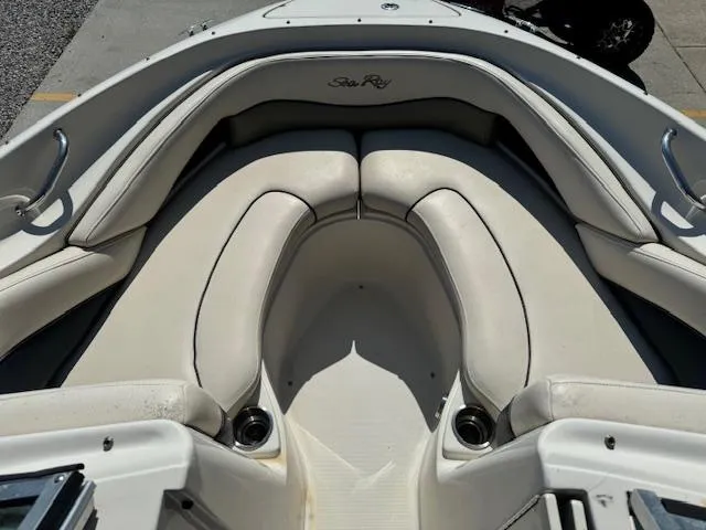 Slide: The Image of 2005 Sea Ray 200 Select boat with white cushioned seating. - 9