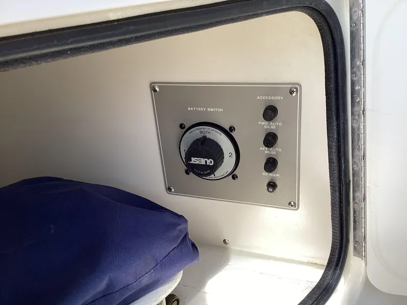 Slide: The Image of 2004 Bayliner 2655 Ciera battery switch and accessory panel. - 24