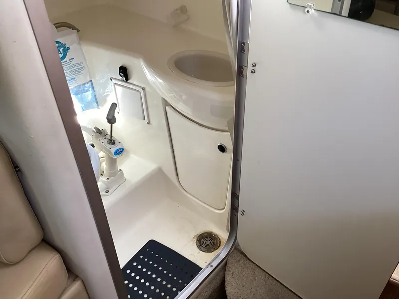 Slide: The Image of 2004 Bayliner 2655 Ciera boat bathroom with sink and toilet. - 20