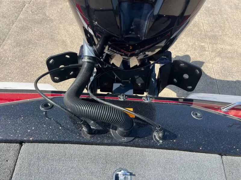 Slide: The Image of 2016 Skeeter ZX 250 boat engine and transom view. - 25