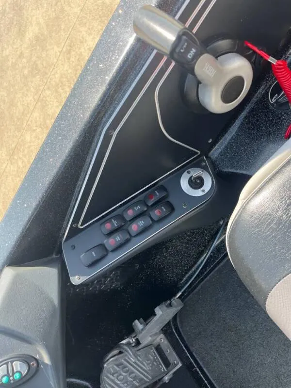 Slide: The Image of Control panel and throttle of a 2016 Skeeter ZX 250 boat. - 29