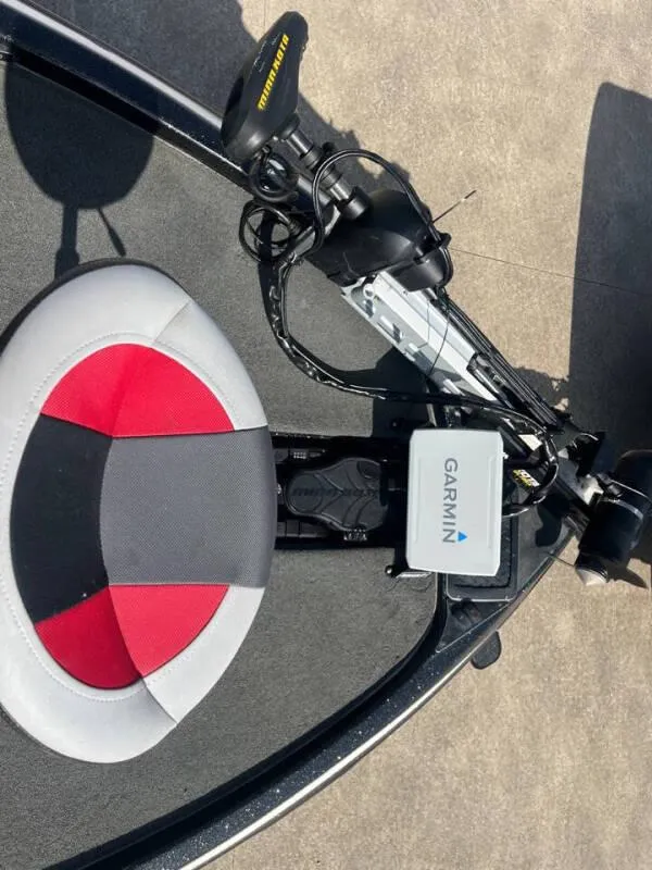 Slide: The Image of 2016 Skeeter ZX 250 boat with Garmin navigation system and red-gray seat. - 31