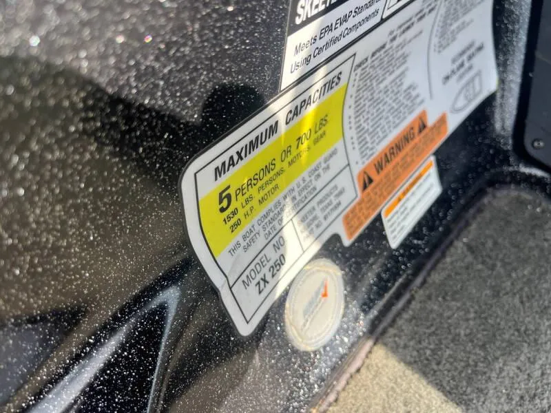 Slide: The Image of 2016 Skeeter ZX 250 capacity label showing maximum capacity of 5 persons or 720 lbs. - 32