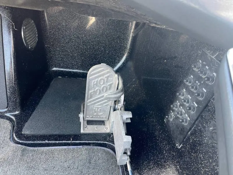 Slide: The Image of 2016 Skeeter ZX 250 boat foot throttle pedal and control panel. - 48